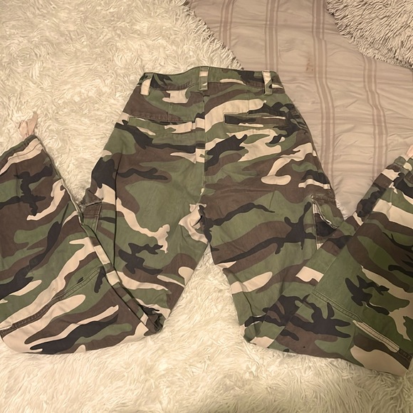 Worn camo forever 21 cargo jeans - Picture 2 of 3